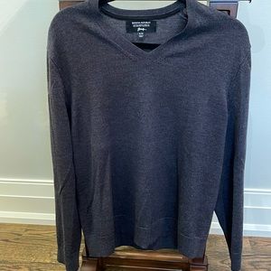 Banana Republic Italian Merino Yarn Men’s Charcoal Sweater size Medium